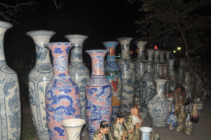 'Ceramic market' along To Lich River in Hanoi - ảnh 1